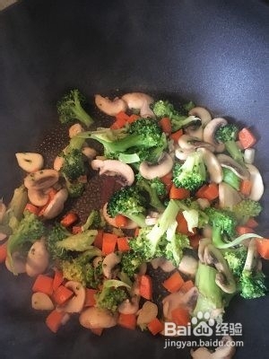 西兰花炒口蘑的做法