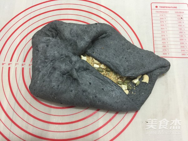 黑芝麻坚果养生欧包