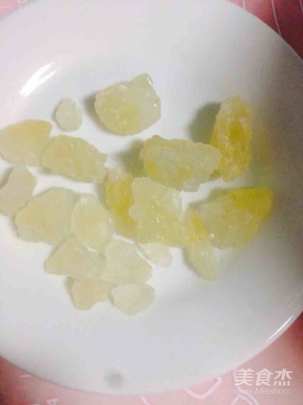 香蕉莲子桂圆红枣枸杞银耳汤