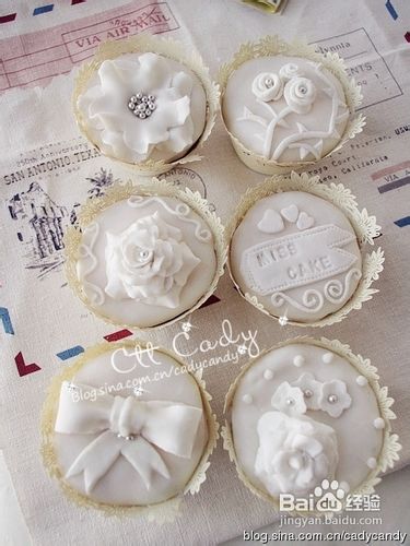 纯白色唯美风翻糖杯子蛋糕组合——海绵杯子蛋糕