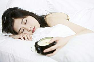 熬夜对身体危害大，应尽量少熬夜