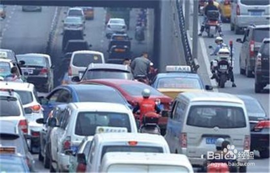 正常行驶时遇旁边车辆突然变道