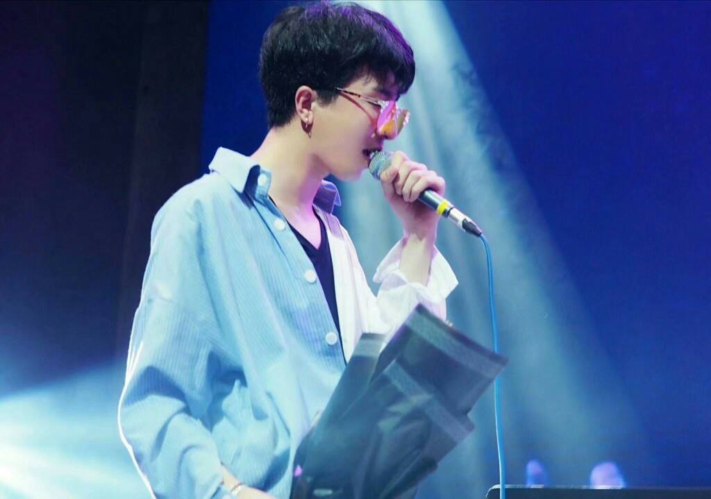 有句歌词是你把幸福当筹码是什么歌里的