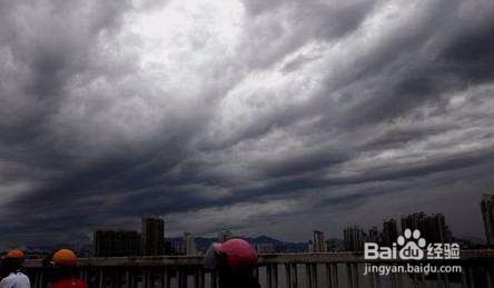 户外露营遇到坏天气怎么办