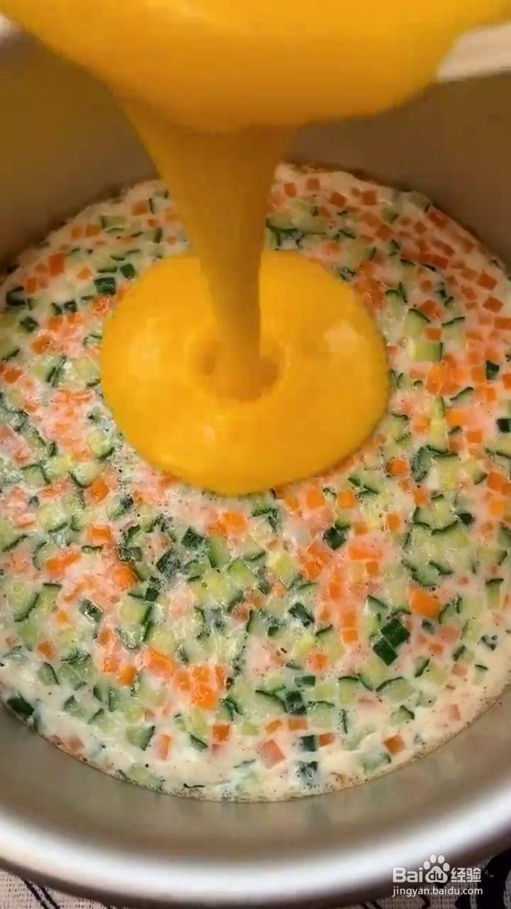 如何制作好吃的蔬菜双色鸡蛋糕？