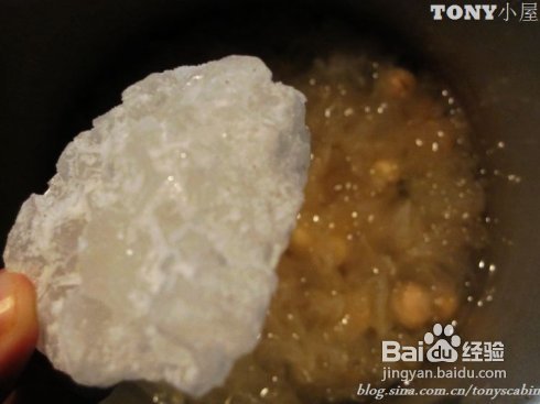 如何炖出有胶质的银耳------银耳莲子羹