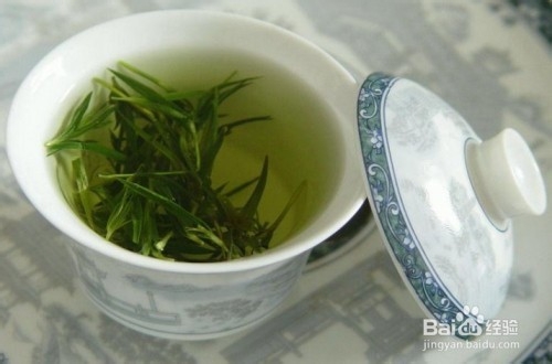 男人避免口臭尴尬有妙招 8方法还你清新口气