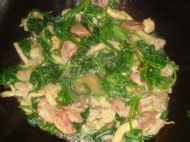 香肠炒菠菜的做法