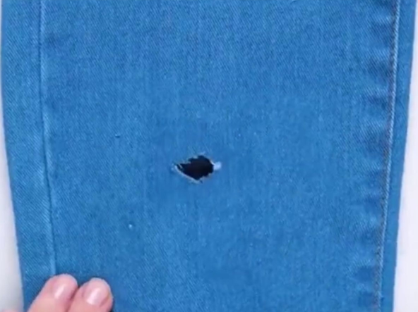 黑色纯棉休闲裤膝盖处摔破了个小洞，怎么补救？求指教，谢谢！