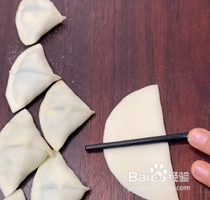 如何妙用饺子皮自制扇形韭菜盒子生胚