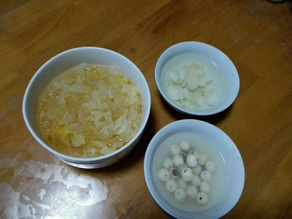 红枣银耳莲子汤