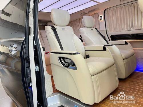 部分飞机头等舱座椅使用电动马达传动的,调动时需注意后面旅客是否