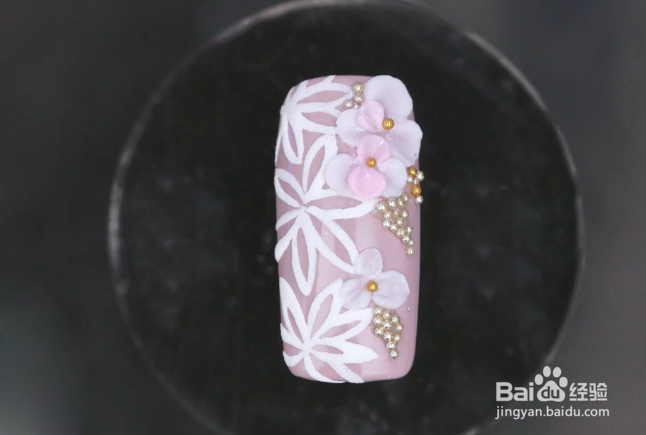 怎样做精致的雕花花卉美甲？