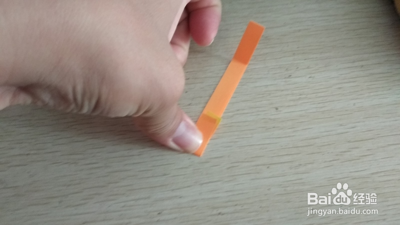 如何用一个细长的纸条做两支中性笔的支架