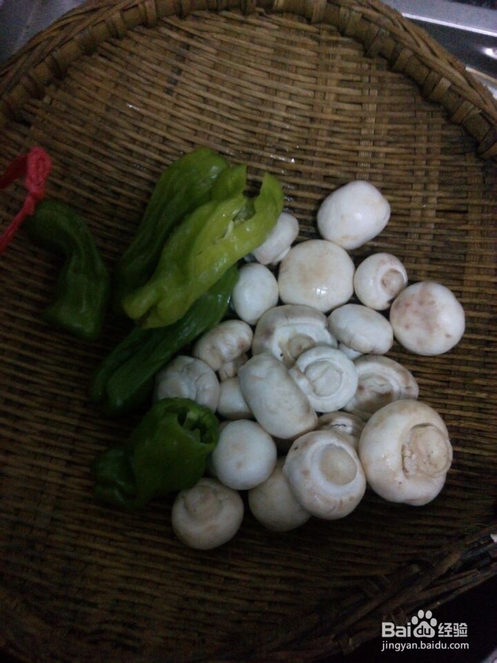 青椒配口菇，炒出来的清香