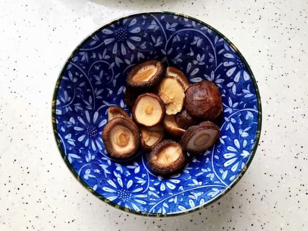 姬松茸茶树菇鸡汤