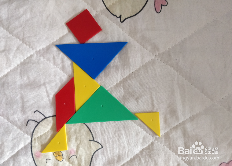 用七巧板智力拼图怎么拼一个大步奔跑的女孩？