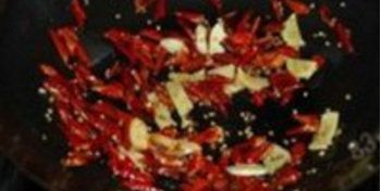 东北家常菜尖椒炒肥肠