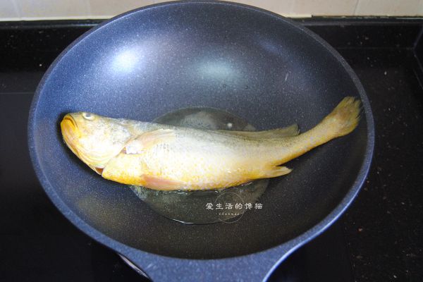山黄皮焖黄花鱼