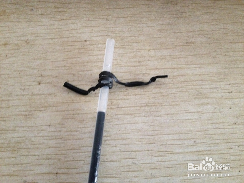 如何用数据线绑绳和中性笔芯做简易手机支架