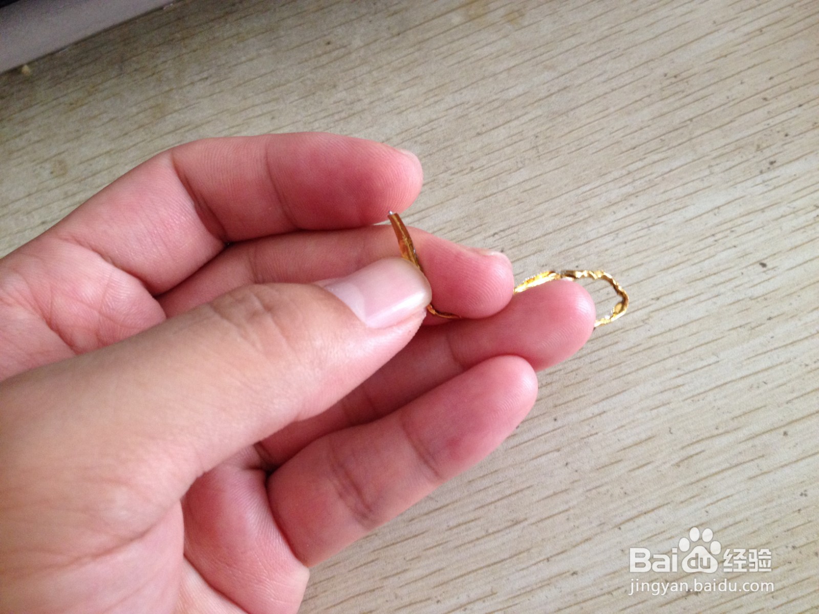 如果用一个面包袋的绑绳折出简易的钢笔的支架