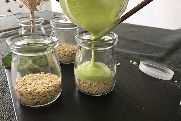 燕麦牛油果奶昔杯