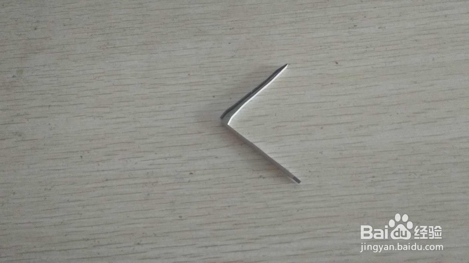 如何用细长的纸条和格尺做简易的中性笔的支架