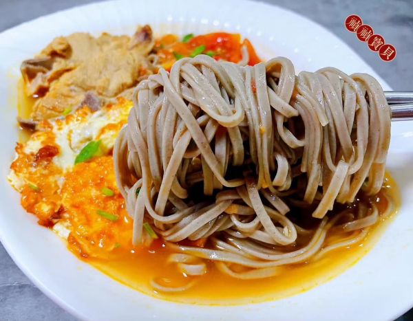 排骨番茄煎蛋荞麦面