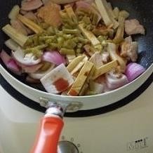 制作美味的小炒五花肉