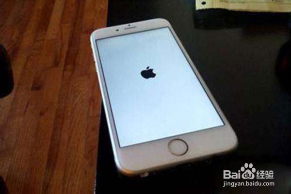 苹果手机黑屏了，关不掉机？