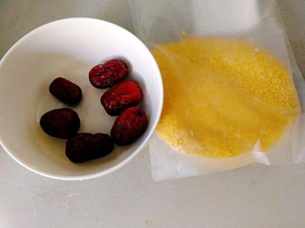 南瓜豆沙包、红枣小米粥