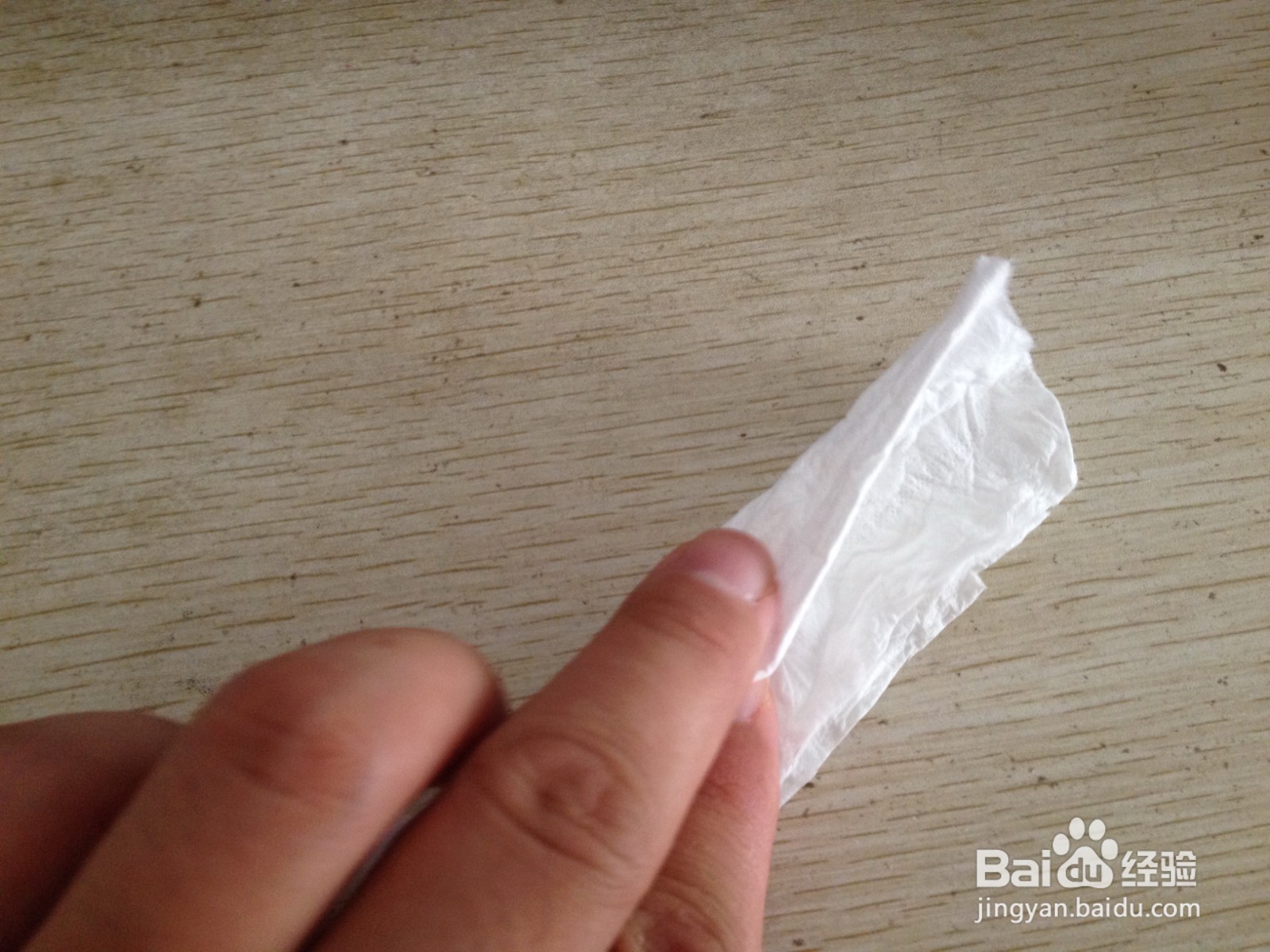 如何用一块卫生纸和面包袋绑绳做简易的钢笔支架