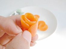 为美食增加几分色彩—巧做胡萝卜花