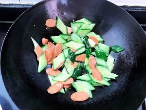 养生食补黄瓜火腿肠的做法