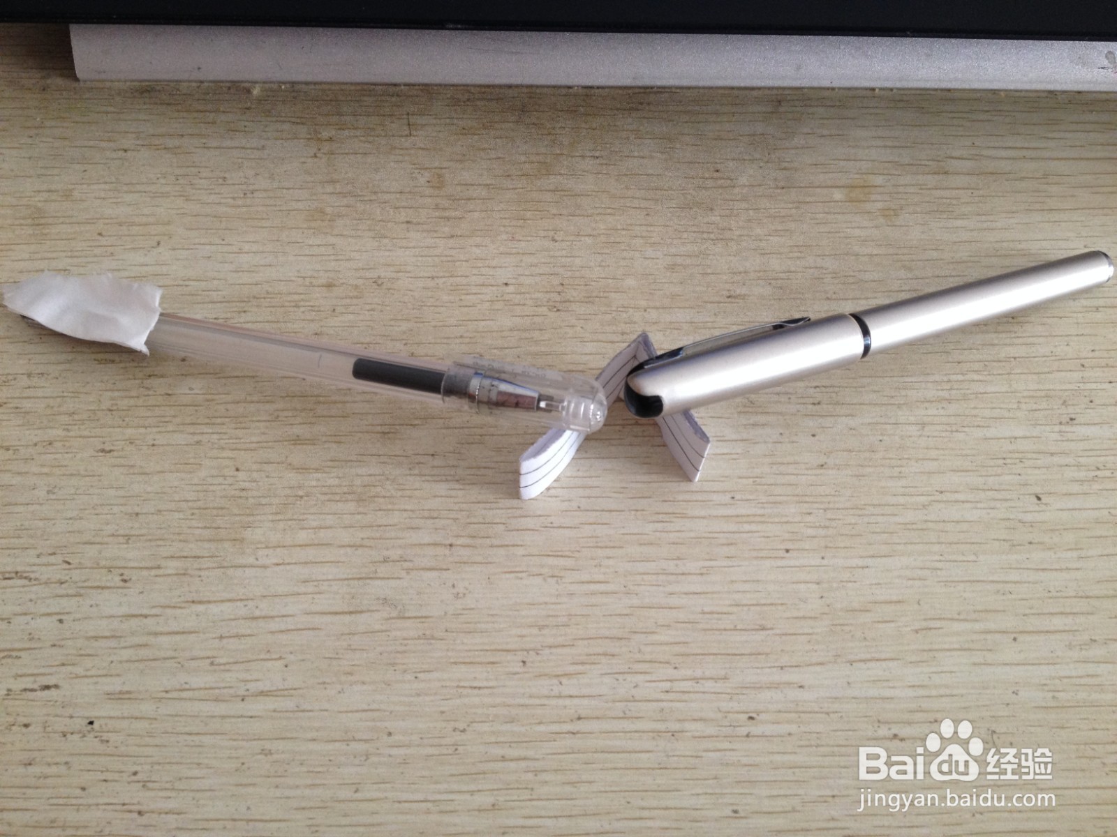 如何用一张纸条做可以支撑两支中性笔的简易支架