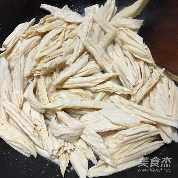 腐竹炒西芹的做法