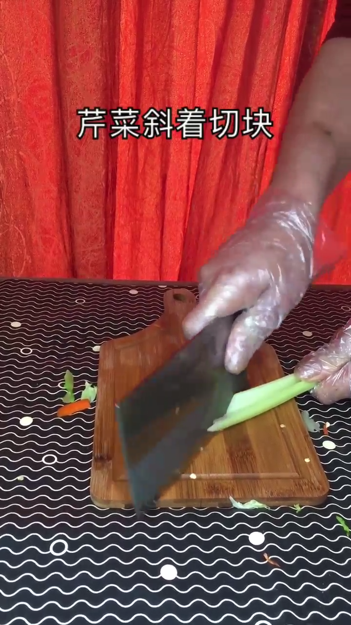 怎么做芹菜炒腰果？