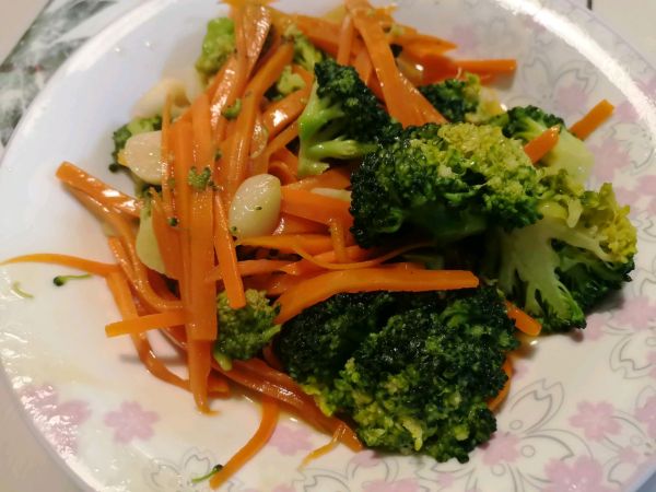 西兰花炒胡萝卜