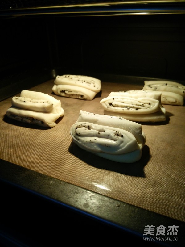 烤芝麻花卷的做法