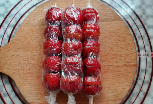 冰糖葫芦的糖怎么熬不化啊。为什么一拿起来一会就化了呢