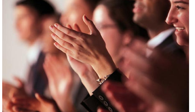 同样的姿势一摇一晃,因此的心情是不同的,让我们想想英子当时分别是什么样子的