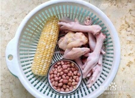 香菇玉米炖鸡爪的做法