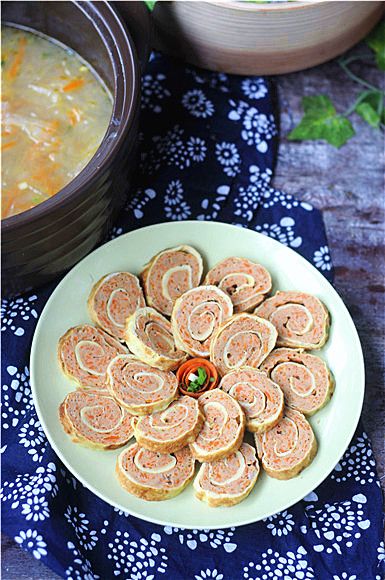 玉米渣花生粥胡萝卜鸡蛋卷