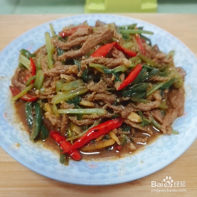 双椒芹菜牛肉丝的做法