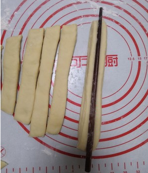 想自己炸点油条,用明矾和碱什么的,不知道比例!求具体的步骤,怎样和面,放多长时间!