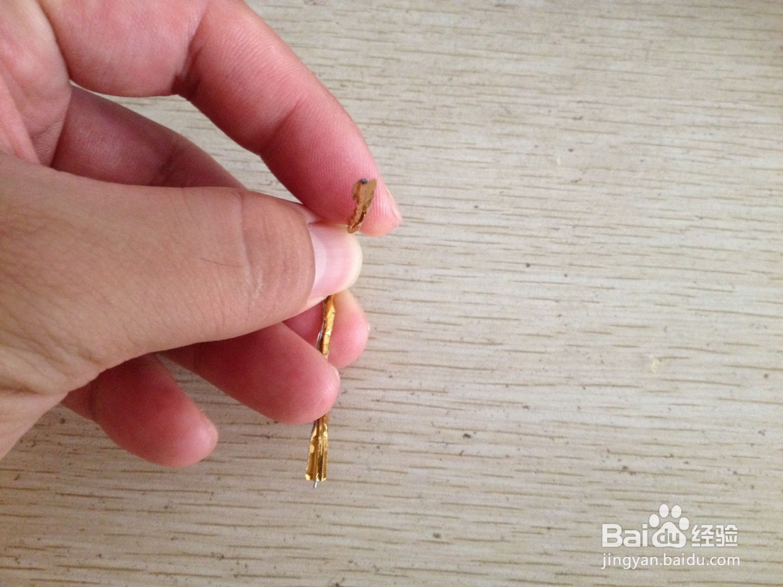 如何用面包袋绑绳折叠出简易的钢笔的支架