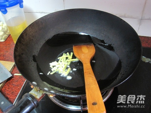 牛肉炒香芹的做法