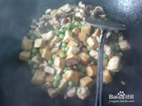制作简单健康的下饭菜青椒豌豆香菇丁烧豆腐