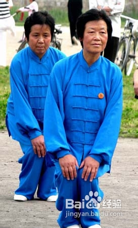 甩腿扭膝有益健康