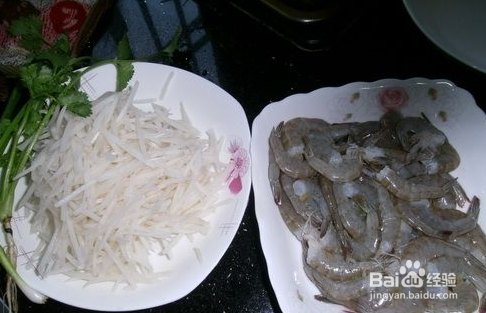 莲耦炒虾的做法